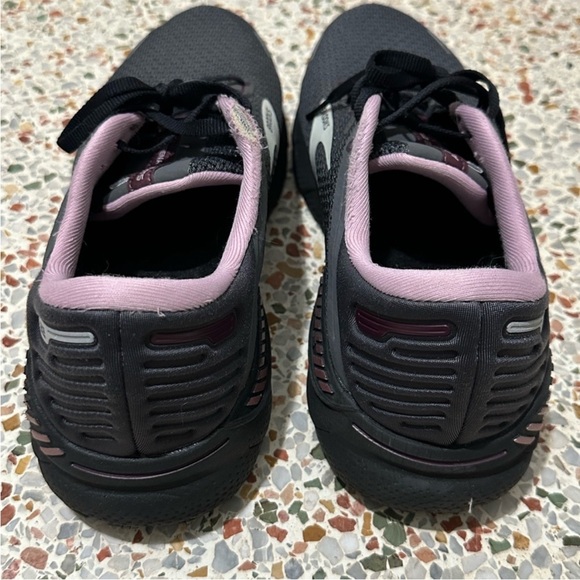 Women’s Brooks Adrenaline GTS 22 Sneakers - Picture 6 of 9